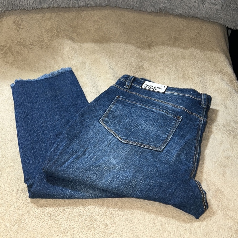 Almost Famous Women’s High Rise Skinny Jeans Size 11 NWT Distressed - Picture 2 of 8